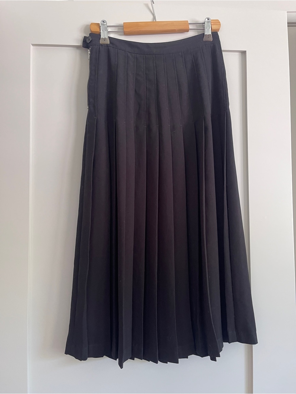 Aritzia (Wilfred) Black Pleated Midi Skirt